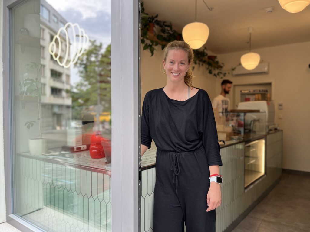 zuzina zuáková, v černých šatech stojící před svojí prodejnoutv Brně