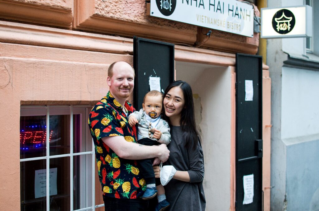 majitelé restaurace nha hai hanh, Tomáš a Tinni Cibulkovi, kterak stojí i se svým synem před dveřmi restaurace